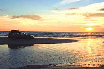 Auto vom Wasser eingeschlossen am Strand auf Fanö