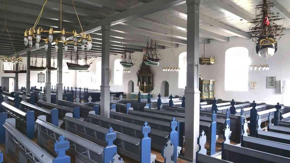Kirche Nordby - Blick auf Kirchenbänke und Altar