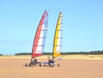 Hi5 mit dem Gewinner des Strandsegler-Rennens