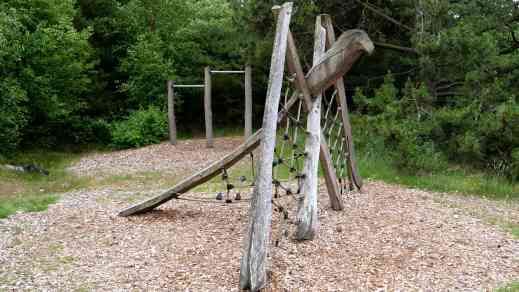 Fanö Waldspielplatz Papageien-Klettergerüst