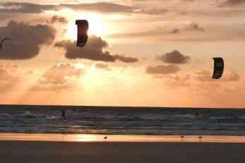 Kiter auf Fanö beim Sonnenuntergang
