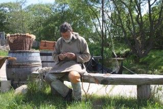 Wikinger bei Handarbeit