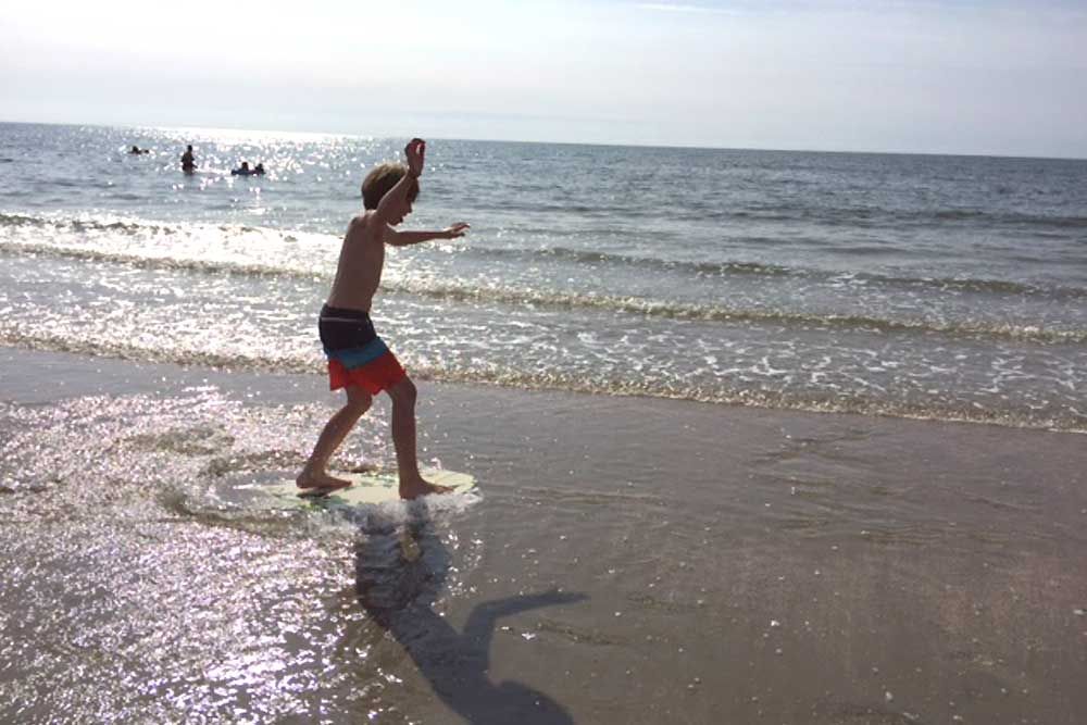 Skimboard-fahren am Strand von Fanö