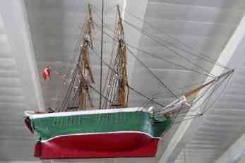 Votivschiff Brigg ohne Namen in der Kirche von Sönderho Fanö