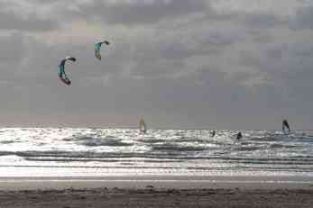Kein Platzmangel auf Fanö für Kiter und Surfer 